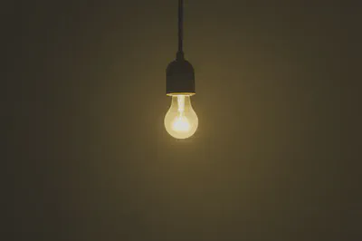 어둠 속 밝게 빛나는 전구, 불면증에 대한 새로운 깨달음을 상징