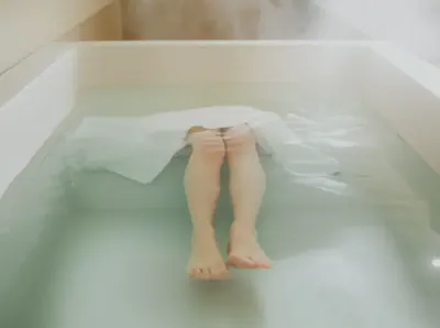 명치 아래까지만 물에 담그고 반신욕을 하는 모습