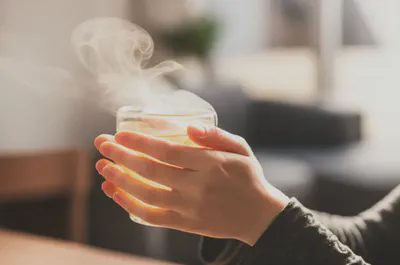 따뜻한 차를 마시며 휴식하는 모습