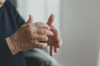 단순하고 반복적인 손운동을 하는 모습