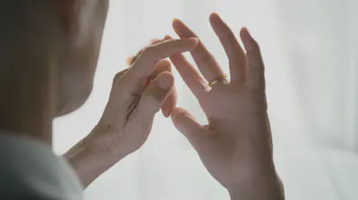 복잡하고 의도적인 손가락 운동을 하는 모습