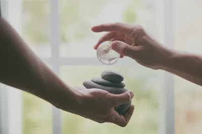 손가락 운동 도구를 활용하여 치매예방 운동을 하는 모습