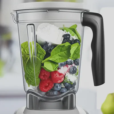 블렌더에 건강한 스무디 재료를 넣는 모습