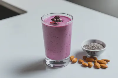 베리 스무디와 함께 건강한 토핑 재료들