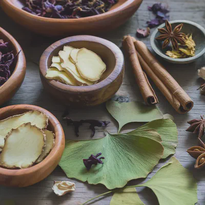 다양한 말린 허브와 향신료가 놓인 모습. 혈액순환에 좋다고 알려진 재료들을 상징합니다.