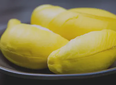 접시에 담긴 먹음직스러운 두리안 과육