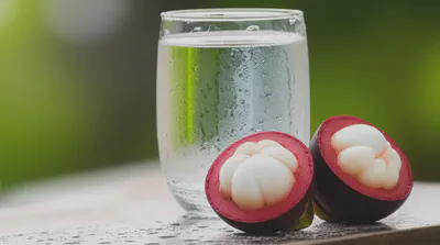 두리안 부작용 완화를 위해 물과 망고스틴을 마시는 모습