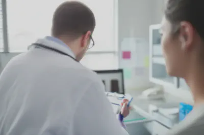 두리안 부작용으로 인해 의사와 상담하는 모습