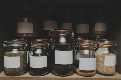 블랙커민씨드를 포함한 건강 식재료들이 깔끔하게 보관된 선반