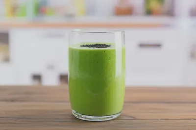 블랙커민씨드를 뿌린 건강 스무디