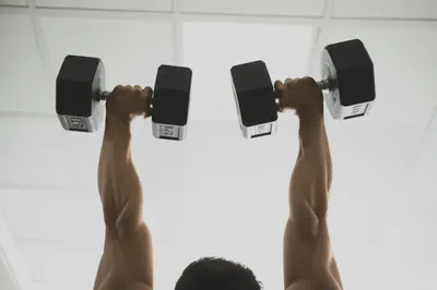 정확한 덤벨 숄더 프레스 자세로 삼각근을 최대로 활용