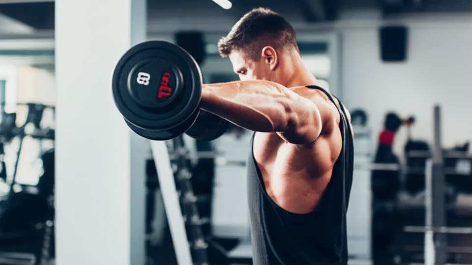 덤벨 숄더 프레스 자세, 아무리 해도 어깨만 아프고 효과 없었죠? 진짜 이유는 따로 있었네요.
