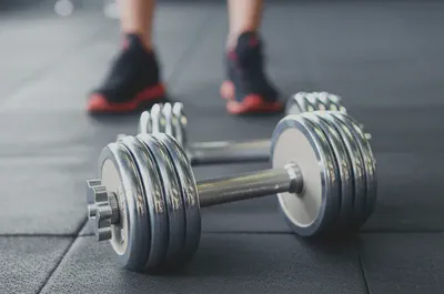 덤벨 숄더 프레스에 사용되는 덤벨