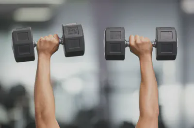 덤벨 숄더 프레스 시작 자세의 손과 덤벨 위치