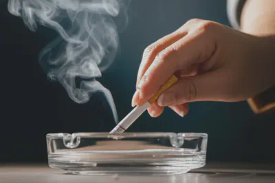 금연을 상징하는 담배 끄는 손