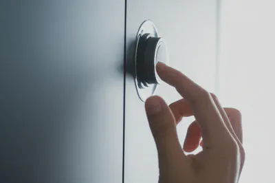 운동 강도 조절을 상징하는 다이얼을 조절하는 손