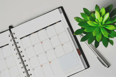 체계적인 운동 계획 수립을 상징하는 깔끔한 책상과 플래너