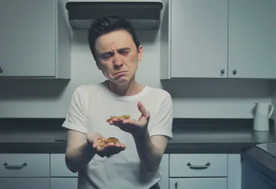 극단적인 절식으로 인해 좌절하는 사람의 모습