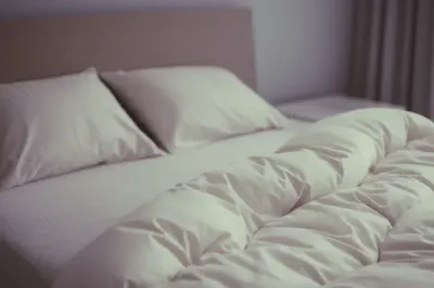 편안하고 아늑한 침실 풍경으로 질 좋은 수면 환경을 상징