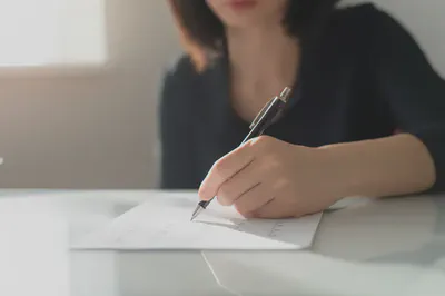 수면 일기나 설문지를 작성하며 불면증을 자가진단하는 모습