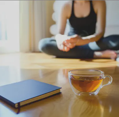 스트레스 관리와 휴식을 통해 불면증을 개선하는 모습