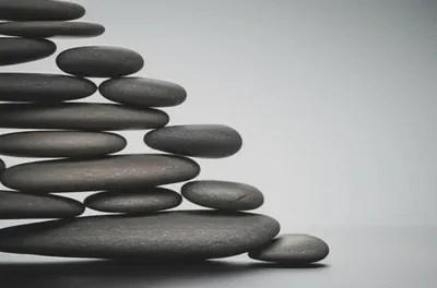 꾸준한 노력을 통해 불면증을 극복하는 과정을 상징하는 이미지