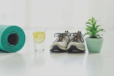 수분 섭취, 운동, 휴식을 포함한 여름철 건강 관리 요소