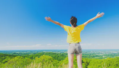 건강하고 활기찬 여름을 보내는 사람의 뒷모습
