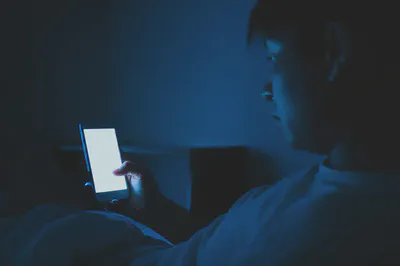 취침 전 전자기기 사용의 위험성