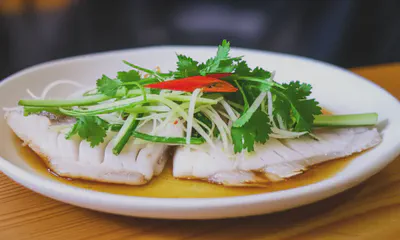 완벽하게 조리된 촉촉한 민어 찜 요리