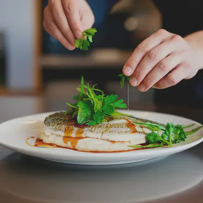 전문가의 손길로 완성되는 민어 요리