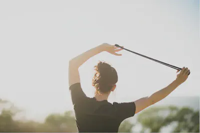 활기찬 여름을 보내는 사람의 모습