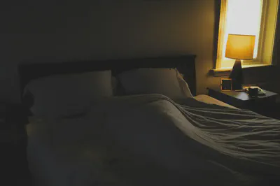 근육 회복을 위한 깊은 수면을 상징하는 이미지