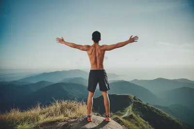 근육운동의 장기적인 효과와 성취감을 나타내는 이미지