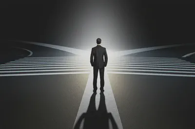 명확한 길을 선택하고 나아가는 사람의 모습