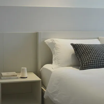 숙면을 위한 이상적인 침실 환경을 보여주는 이미지