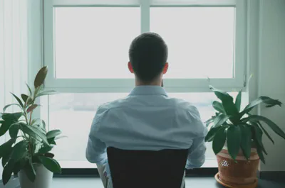 전문가의 도움을 받아 마음의 평화를 찾는 모습