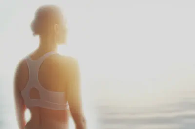 건강하고 활기찬 삶을 상징하는 자신감 있는 인물