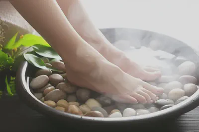 따뜻한 족욕으로 혈액순환을 돕는 모습