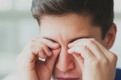 눈을 비비는 것은 피해야 할 행동입니다