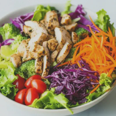 균형 잡힌 영양 식단을 보여주는 신선한 샐러드와 단백질