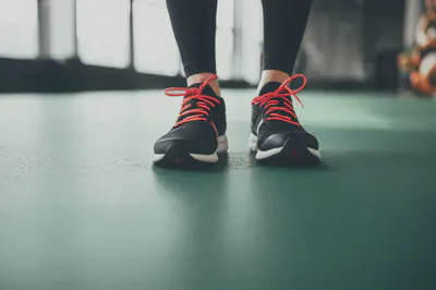 꾸준한 신체 활동을 상징하는 운동화 신은 발