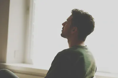 평화로운 공간에서 차분하게 앉아있는 사람의 뒷모습, 정신적 평온과 건강한 뇌를 상징.