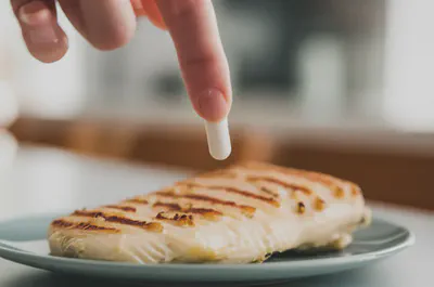 식사와 함께 베타인 hcl 캡슐을 섭취하는 모습