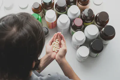 보충제 섭취 시 흔히 저지르는 실수를 상징하는 이미지