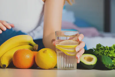 전해질 균형을 위한 건강한 생활 습관을 나타내는 이미지