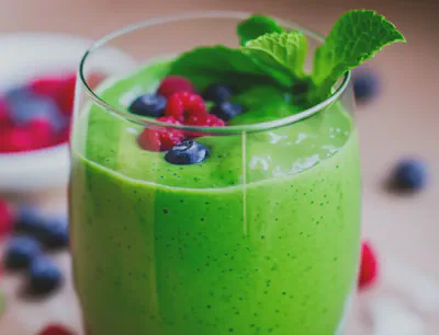 신선한 녹색 채소로 만든 건강한 클로로필 엽록소 스무디