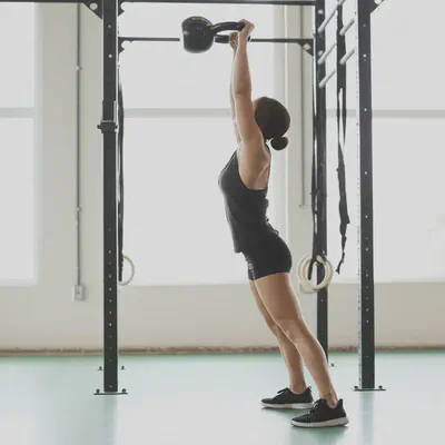 안정적인 케틀벨 윈드밀 동작의 예시