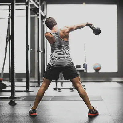 자신감 있는 케틀벨 윈드밀 마스터