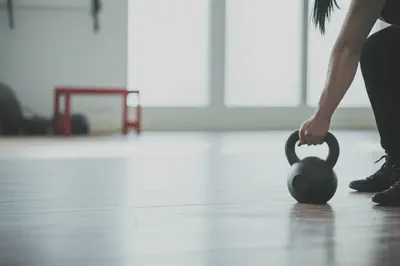 케틀벨 운동 전, 올바른 자세를 고민하는 시간